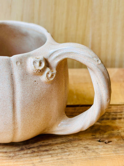 Tasse citrouille beige et or - 1