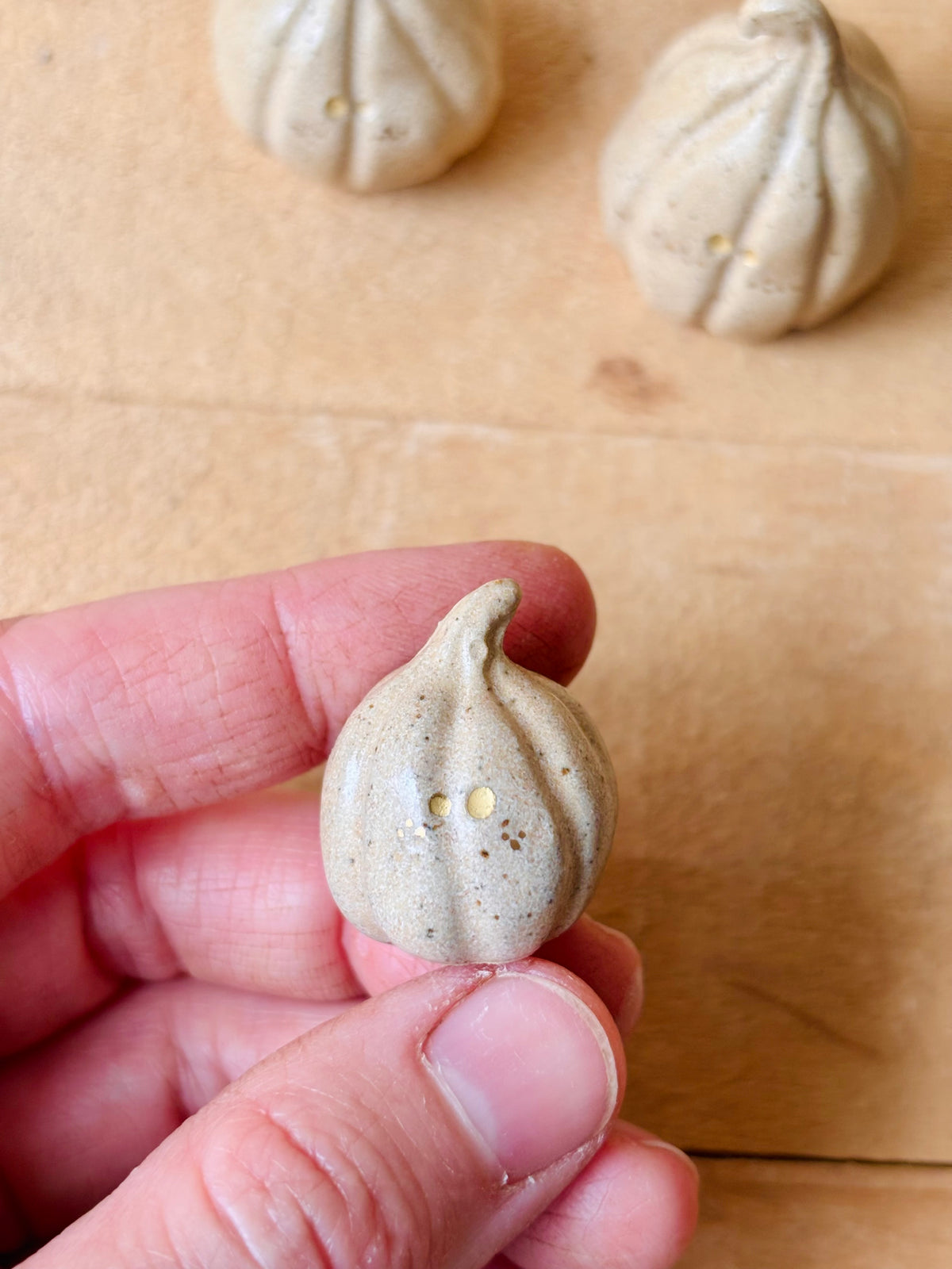Citrouille miniature beige pyrité et or - 1