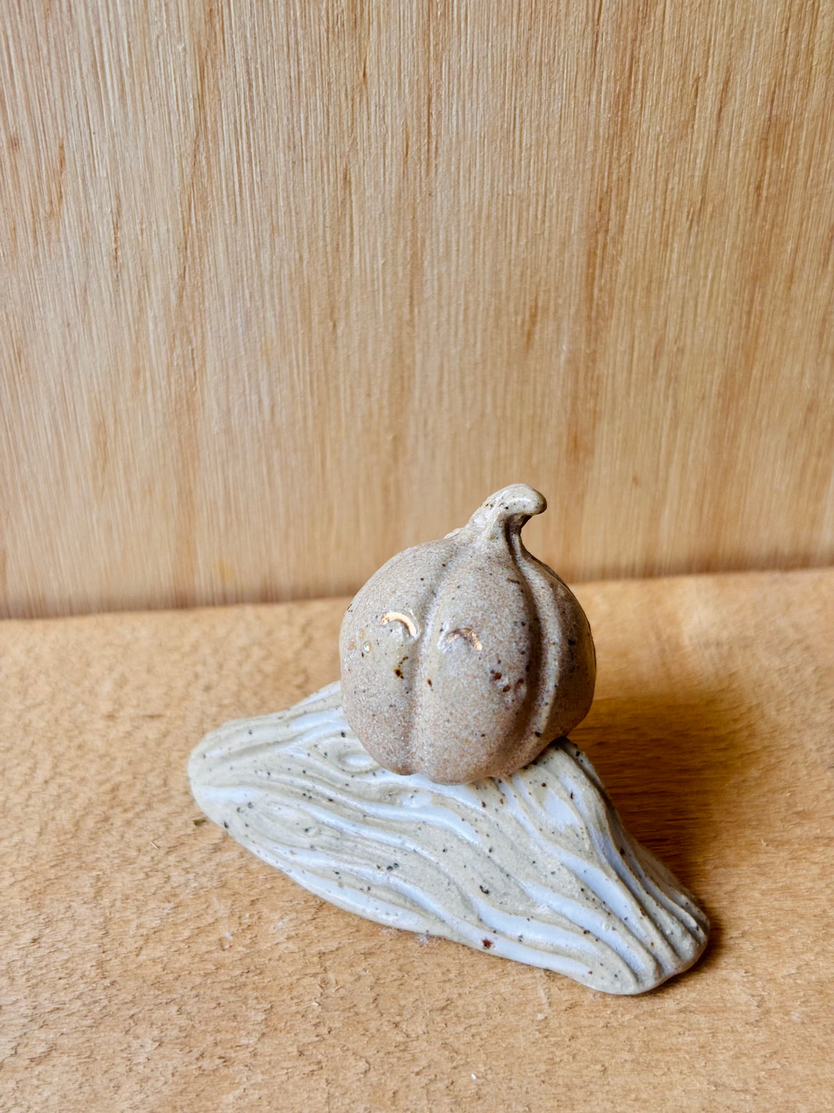 Citrouille miniature beige pyrité et or
