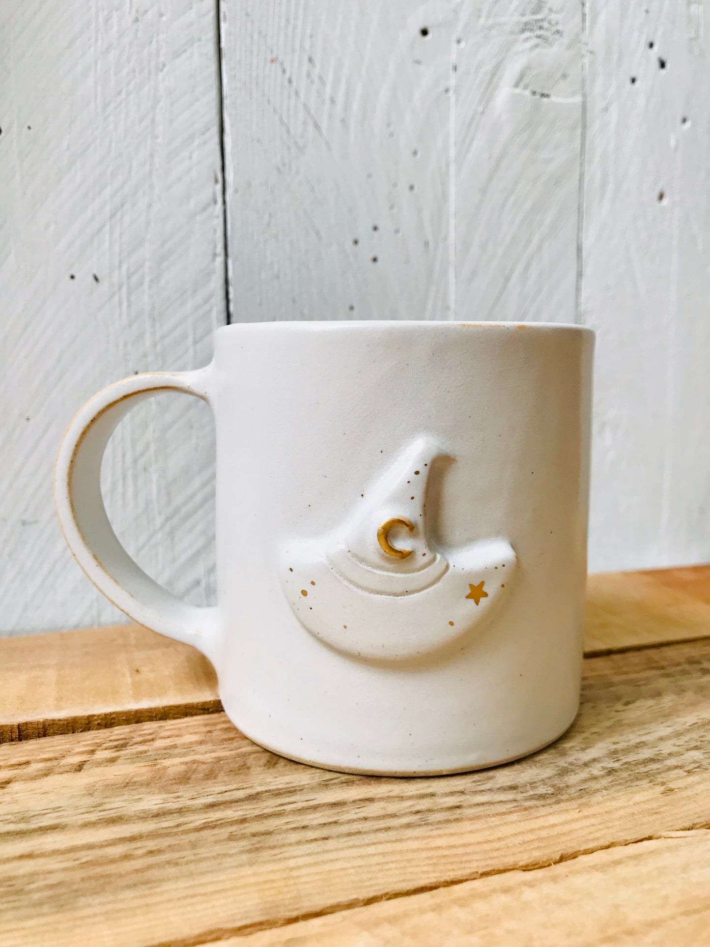 Mug with a witch hat - white and gold - 1