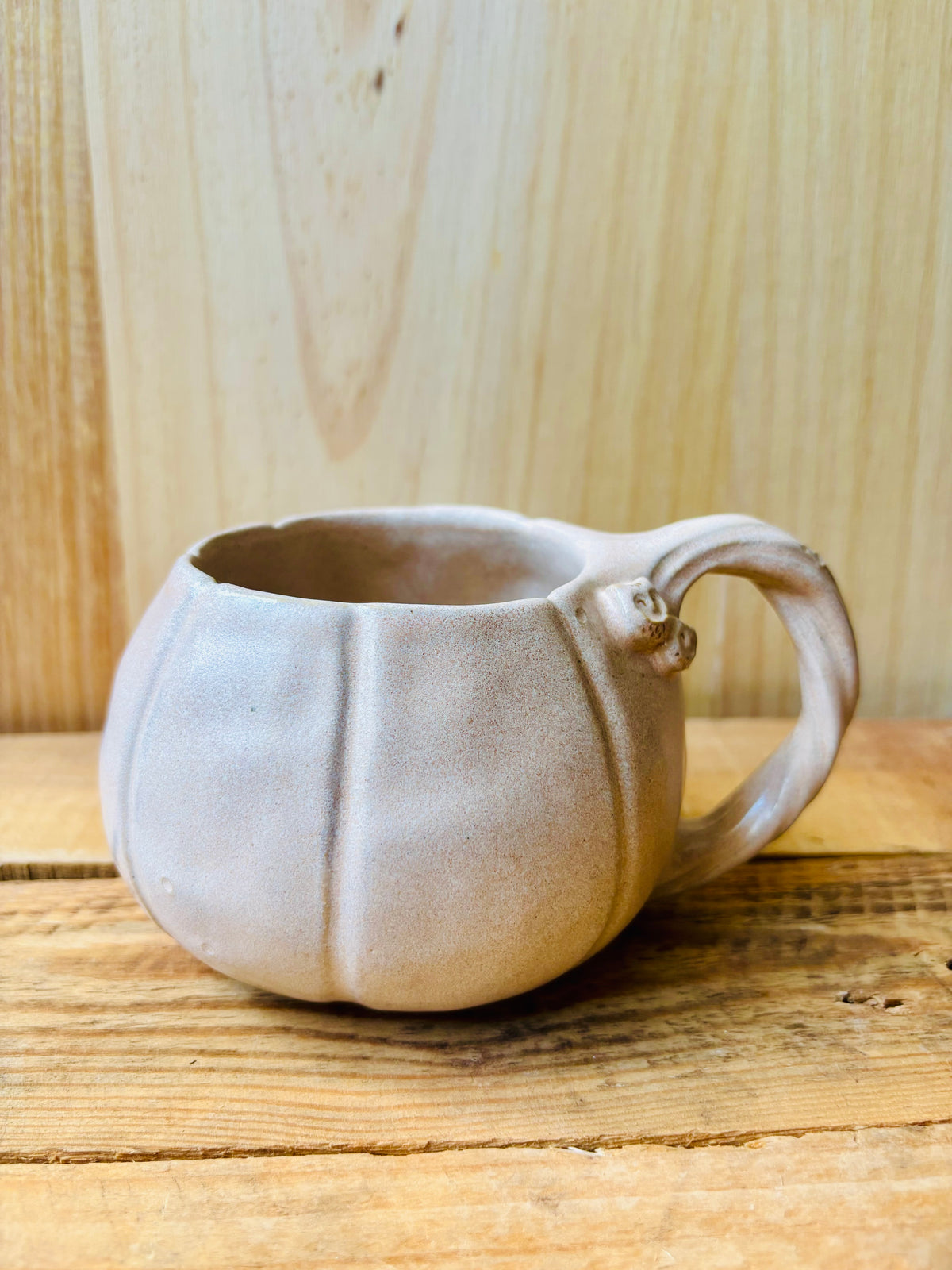 Tasse citrouille beige et or - 1