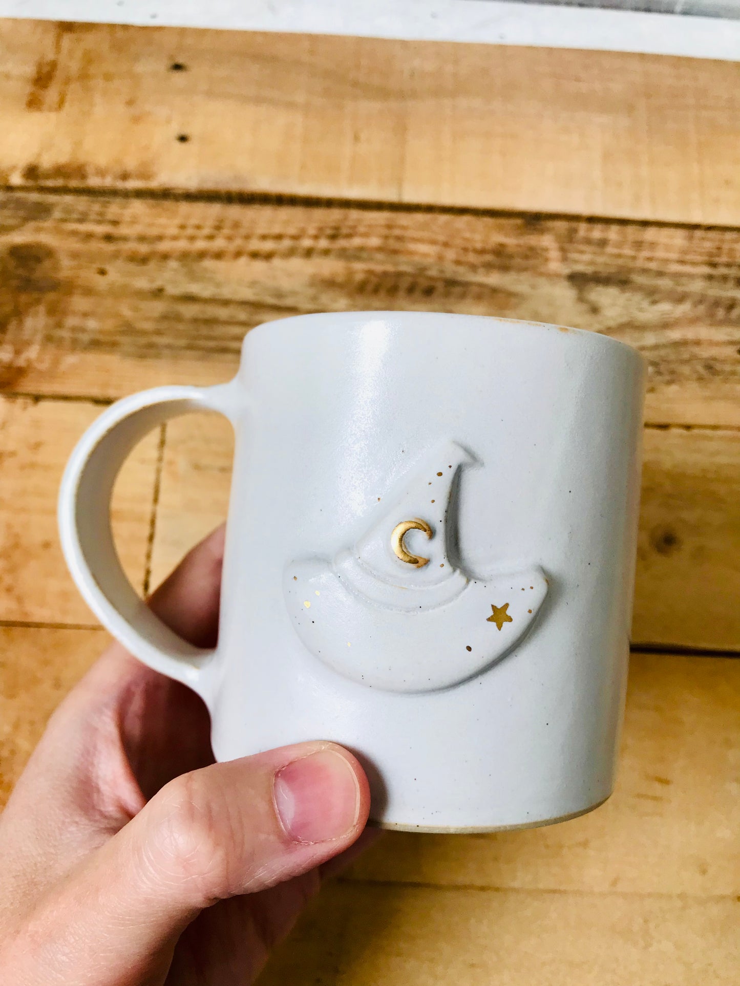 Mug with a witch hat - white and gold - 1