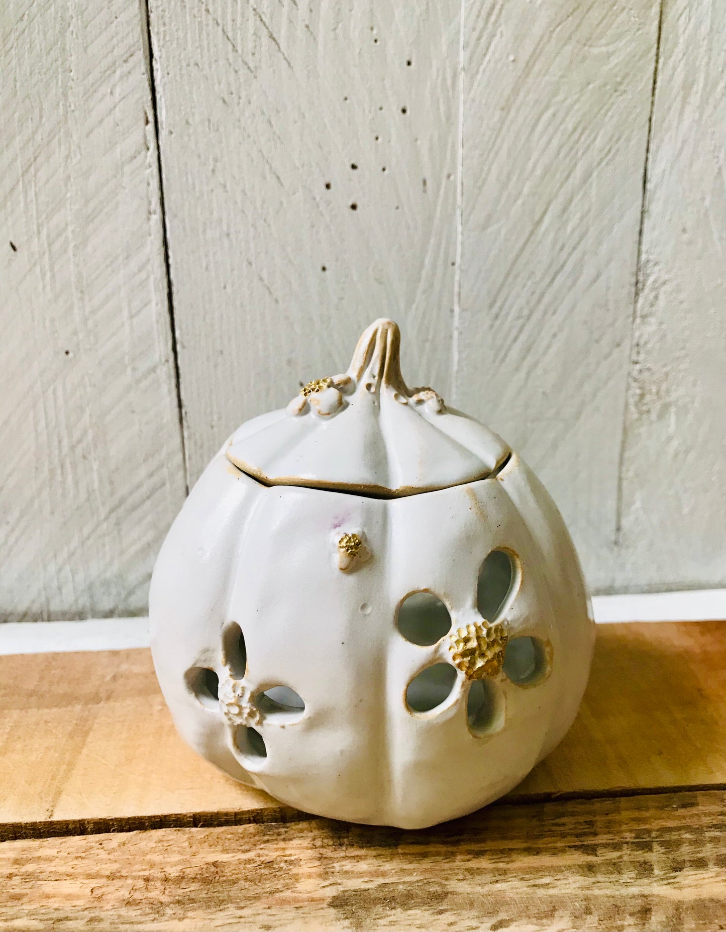 Pumpkin with flowers - white and gold diffuser