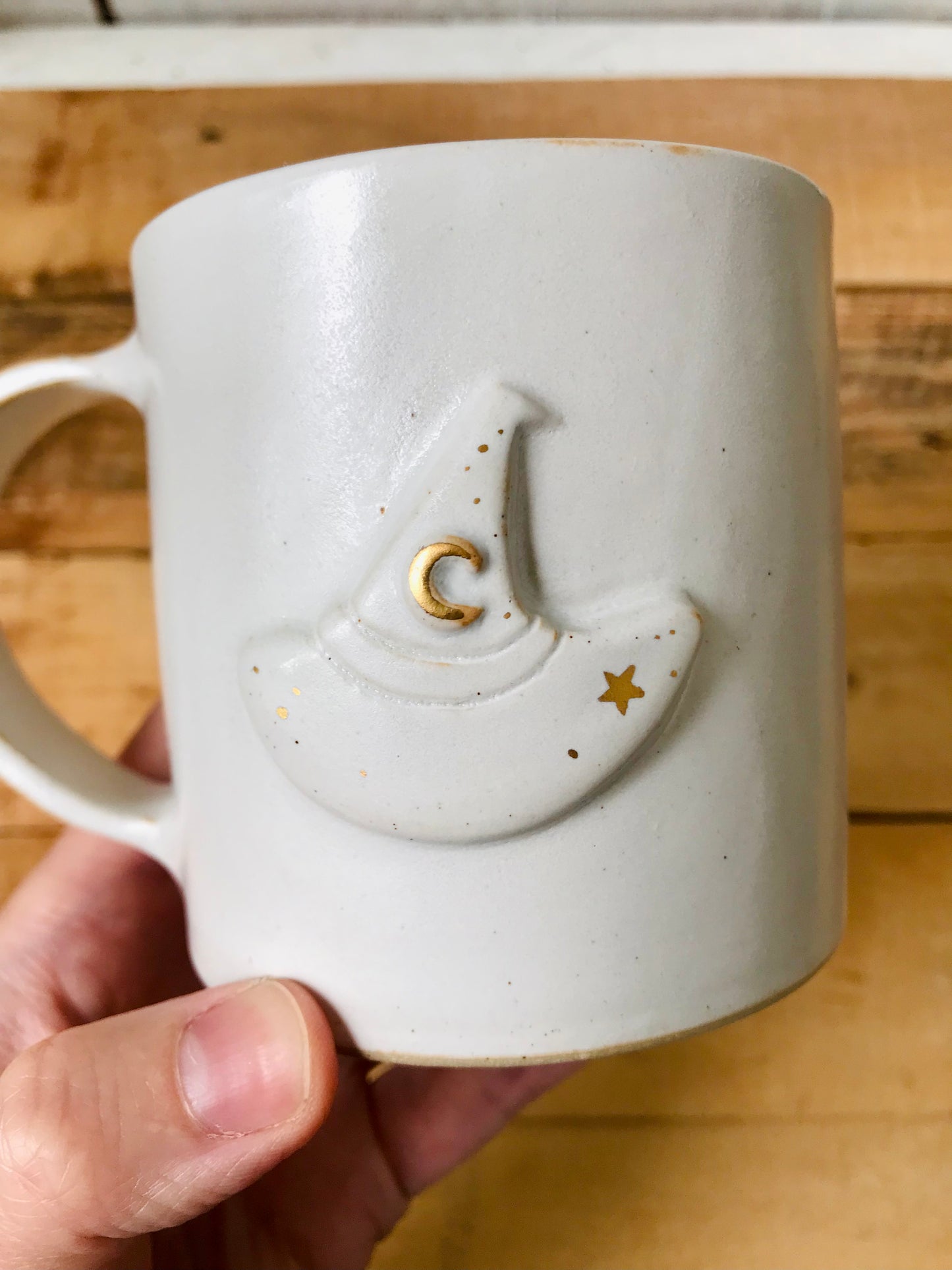 Mug with a witch hat - white and gold - 1