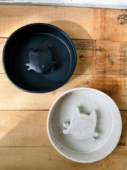 Anti-glutton bowl with white cat pattern