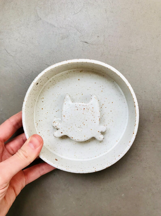 Anti-glutton bowl with white cat pattern