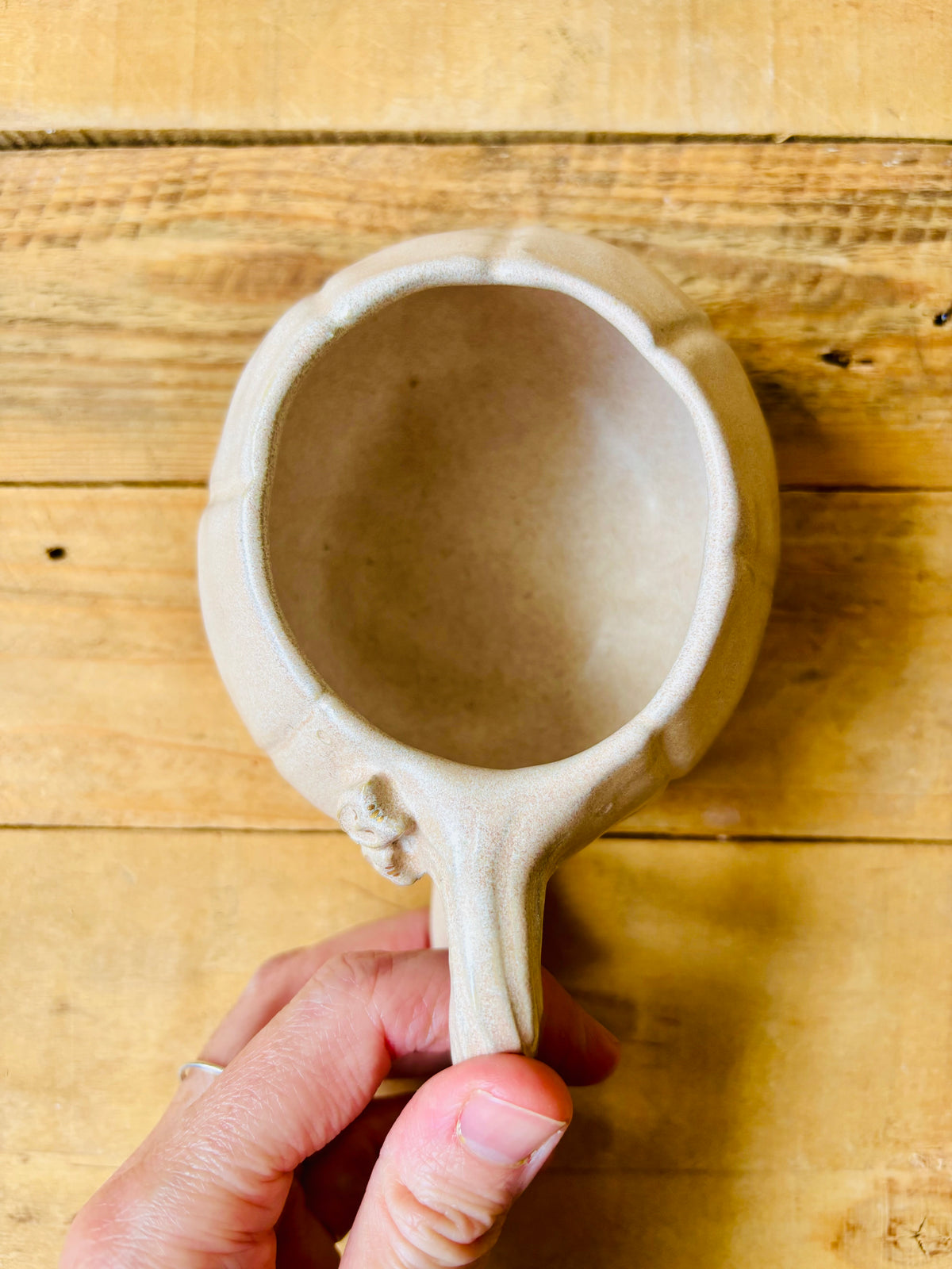 Tasse citrouille beige et or - 1