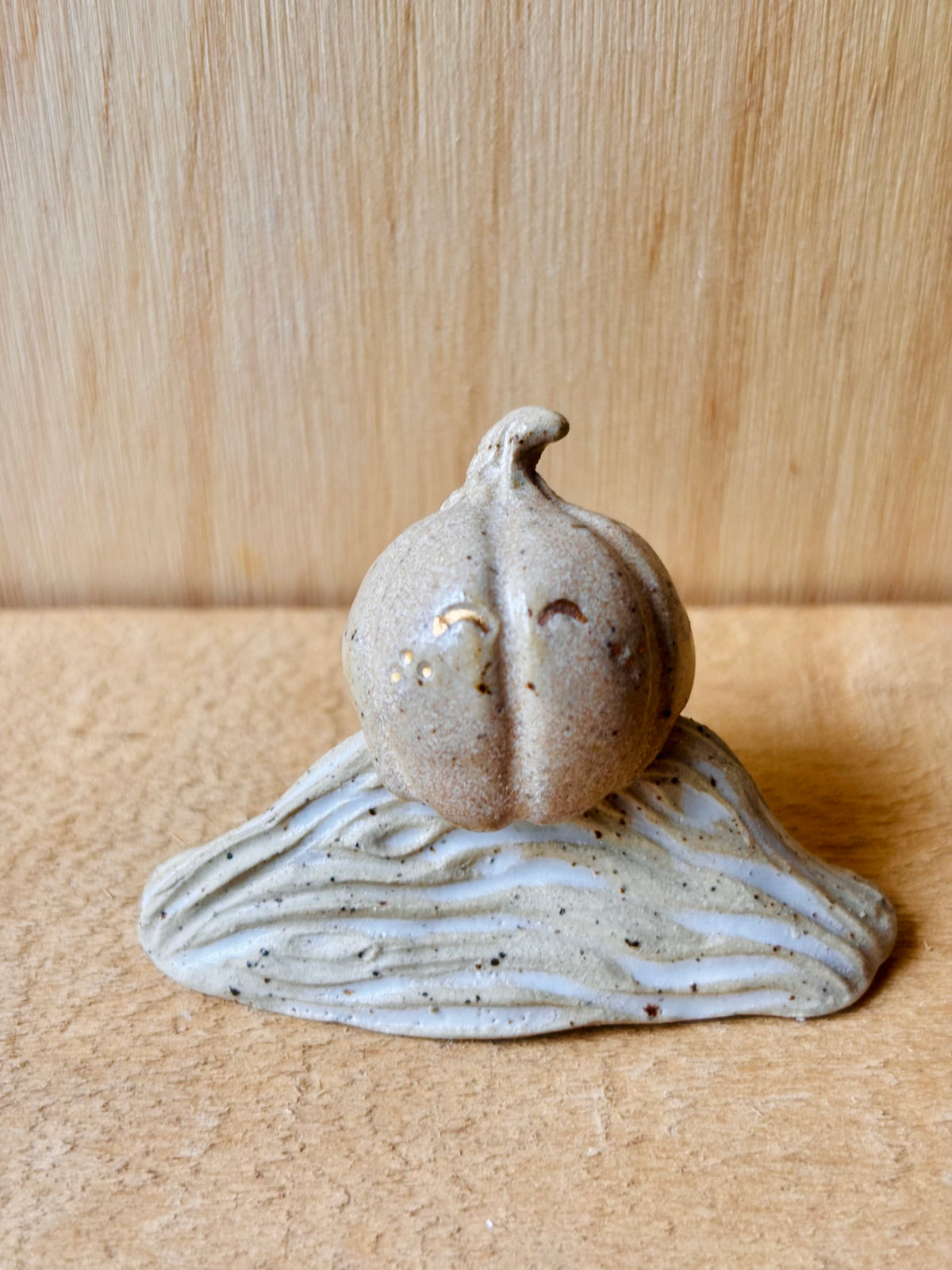 Citrouille miniature beige pyrité et or