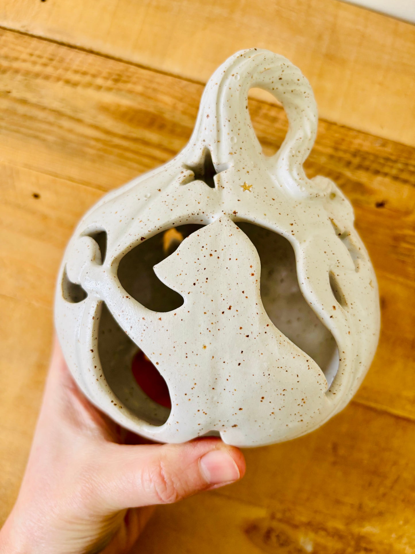 Grand Chat Citrouille - photophore blanc moucheté et or