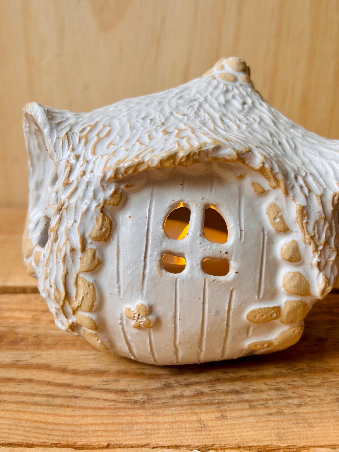 House 1 - white and gold tealight holder