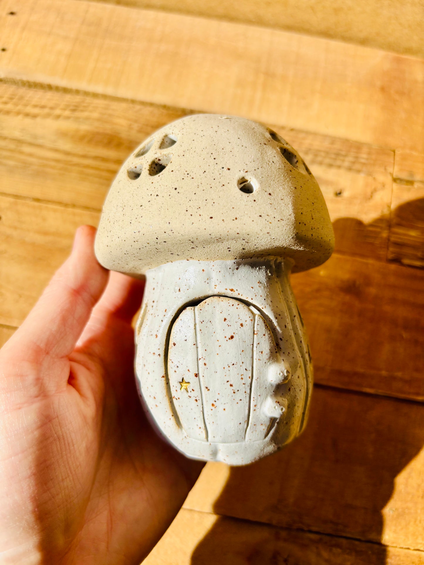 Maison champignon - photophore blanc moucheté et or 3
